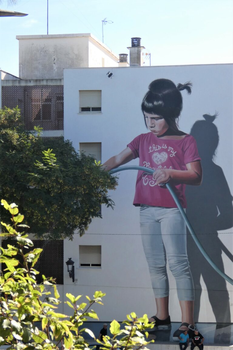 15. Regando el jardin 768x1152