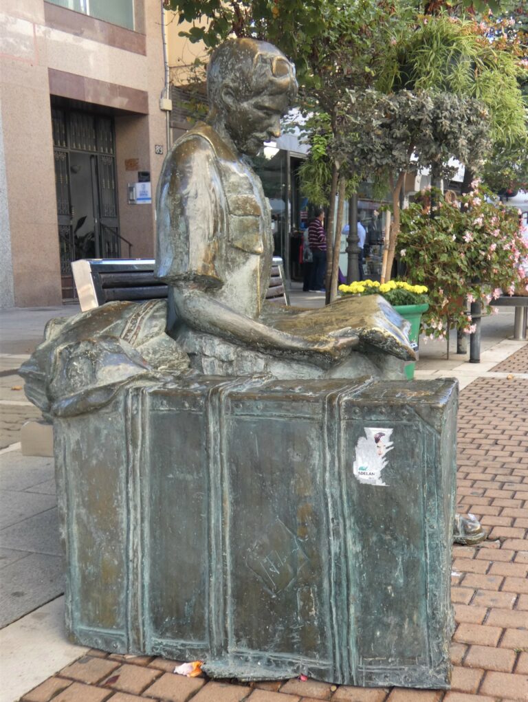 16. Monumento al turista 768x1021